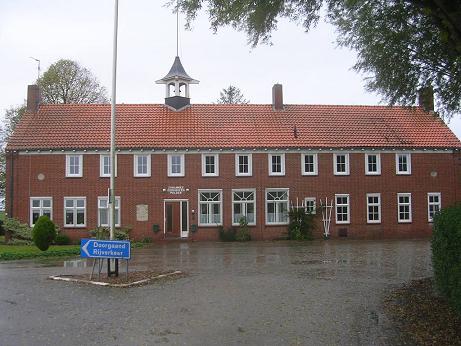 Kantoorgedeelte met bovenop het dak de bel om de arbeiders op te roepen.